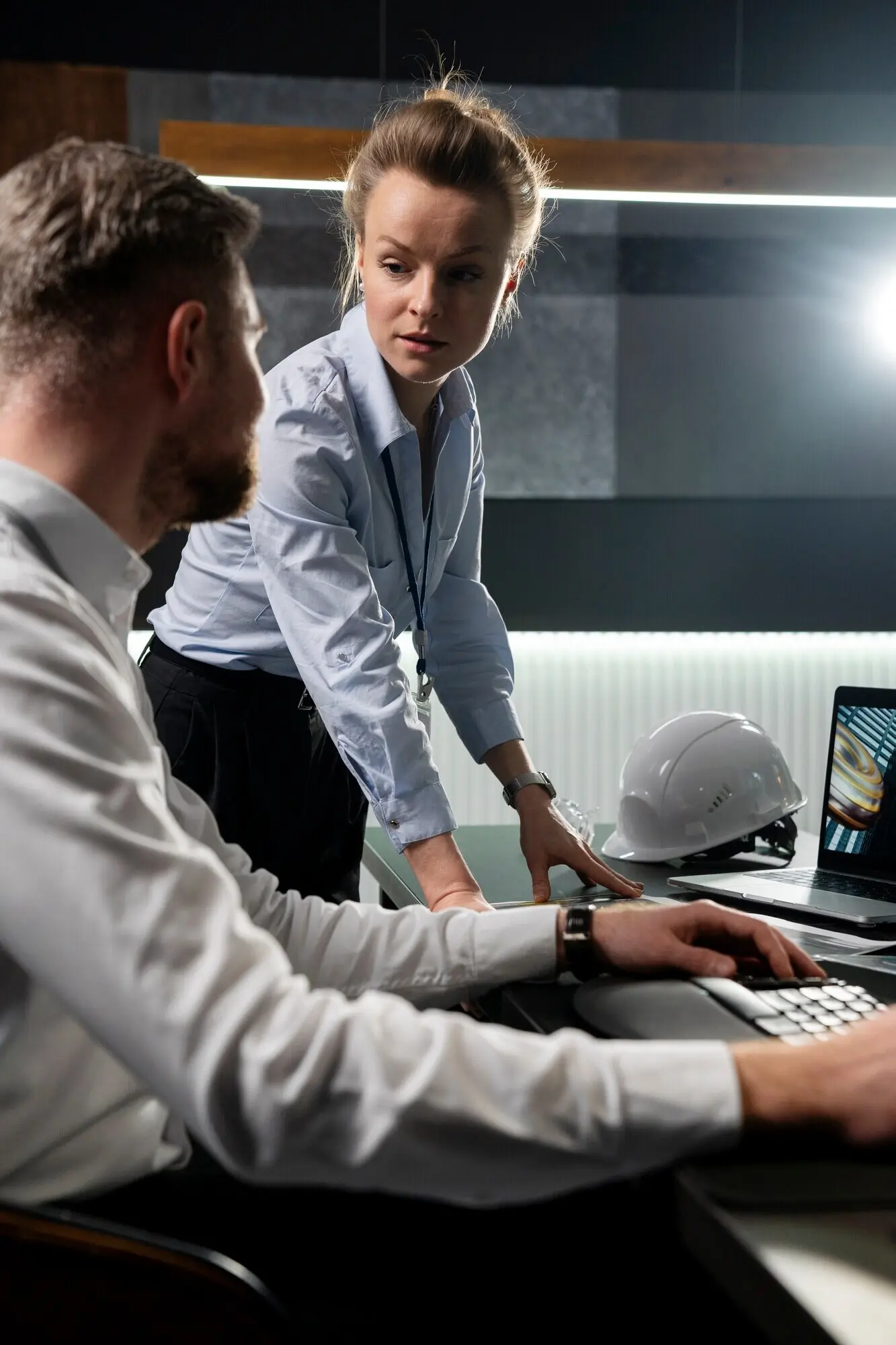 Gemeinsam im Büro arbeitende Industriedesigner