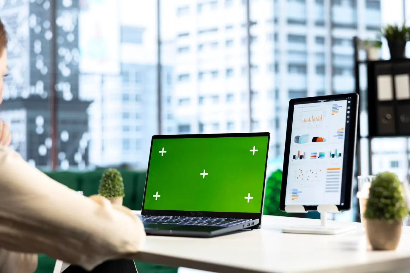 Geschäftsleiterin arbeitet in ihrem eigenen Büro mit Greenscreen.