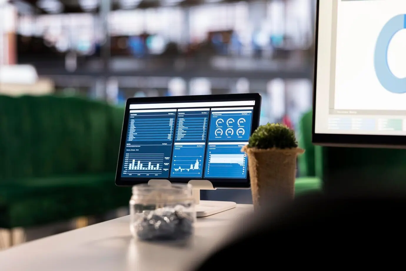 Ein Arbeitsbereich für Führungskräfte verfügt über ein digitales Dashboard mit Finanzdiagrammen.